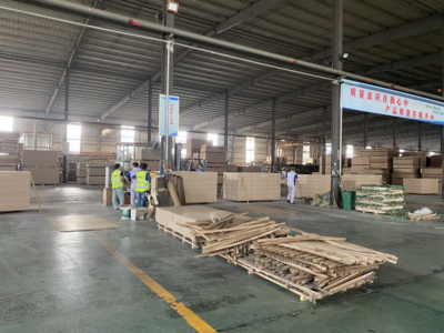 年產(chǎn)值超過(guò)700億元 曹縣莊寨鎮(zhèn)板材加工企業(yè)超過(guò)1000家